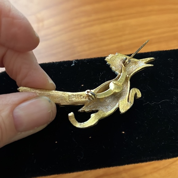 Signed “Ultra” gold tone enamel Roadrunner Brooch with blue/green rhinestones - Picture 4 of 4